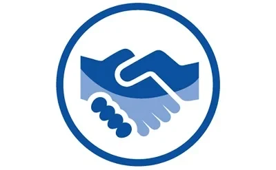 Eine Wissenschaftlerin und ein Wissenschaftler arbeiten hinter einer Glasfassade und mischen Chemikalien mit Großgeräten.