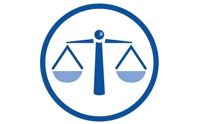 Eine Wissenschaftlerin und ein Wissenschaftler arbeiten hinter einer Glasfassade und mischen Chemikalien mit Großgeräten.