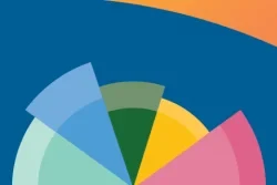 Eine Wissenschaftlerin und ein Wissenschaftler arbeiten hinter einer Glasfassade und mischen Chemikalien mit Großgeräten.